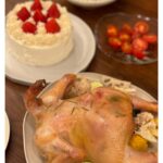 Nozomi Sasaki Instagram - 毎年恒例🎄
丸鶏のチキンとケーキ🍗🍰
チキン焼いて、ケーキは子供と一緒に作りました！
生クリームを泡立ててからは、生クリーム泥棒がこっそり何度も舐めてた👦🏻
気持ちは分かるけどね！
生クリーム無くなるからやめて〜！
と、ドタバタクッキングでした👩‍🍳

さて、クリスマスも終わり、
年越しはゆっくりしたいので、それまでにやる事終わらせます✨