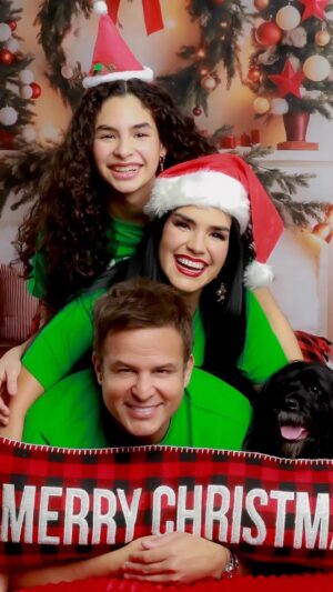 Scarlet Ortiz Instagram - Refelizzzzz Navidad 🎄🎁🥳🍾🎉 de parte de Los Bürkle/Ortiz @yulburkle @barbarabrianaburkle @ortizscarlet y Dollar de Jesus 🐾 miles de bendiciones!!! 
Gracias @vialibrephotography por nuestras fotografías navideñas 🙌🏻🎄#merrychristmas #feliznavidad #family #losbürkleortiz #navidad