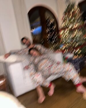 Jessie James Decker Instagram - 🎄Last Christmas as a family of 5 until baby brother is here❤️ We love you already sweet boy💙🎁🎄✨Merry Christmas Eve y’all🎄