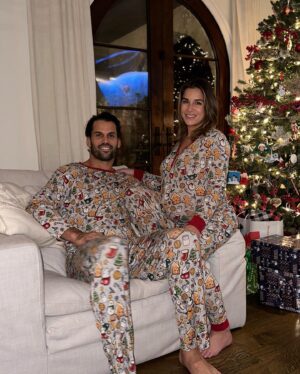 Jessie James Decker Instagram - 🎄Last Christmas as a family of 5 until baby brother is here❤️ We love you already sweet boy💙🎁🎄✨Merry Christmas Eve y’all🎄