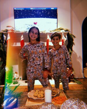 Jessie James Decker Instagram - 🎄Last Christmas as a family of 5 until baby brother is here❤️ We love you already sweet boy💙🎁🎄✨Merry Christmas Eve y’all🎄
