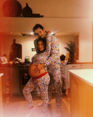Jessie James Decker Instagram - 🎄Last Christmas as a family of 5 until baby brother is here❤️ We love you already sweet boy💙🎁🎄✨Merry Christmas Eve y’all🎄