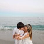 Sherlyn Instagram - Feliz 2024! 
Que sea maravilloso. Con facilidad gozo y gloria.
Deseo para ustedes y para nosotros un año en el que nos abracemos mucho, en el que los besos sean el lenguaje universal,en el que la empatia reine en nuestros hogares y entornos, que esa lista de sueños esté llena de gratitud, que la salud sea plena para todos. 
Yo arranco este 2024 dando gracias por mi hermoso hijo y mis hermosos papás! Que privilegio más grande que regalo Dios al llegar a un núcleo con tanto amor.