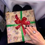 Kristina Asmus Instagram - Я встретила Новый год максимально пошло 😱😱😱 И это я не про наряд сейчас 😂 Я встретила его на Рублёвке, в концертном зале ))))
Да, с семьёй, но тем не менее..предельно неожиданно от меня. Я вообще не про тусовки, тем более такие и тем более в Новый год. Я уютная домашняя девочка, что бы вы там себе ни думали 😂 Но в этом году не хотелось суетиться, хотелось нарядиться и ни о чём не думать ))) 🙈
Но мы, конечно, вообще не вписывались в эту компанию. Там зашкаливал тяжёлый люкс на квадратный сантиметр 💎 А мы плясали, отрывались, снимали обувь, срывали голоса, хлопали друг другу, когда дарили подарки и ползали всем кланом на коленях под столами, когда я потеряла кольцо 😂 И мы вообще единственные, кто припёрся туда с пакетами, потому что нам важно было обменяться подарками сразу после 00! 🛍️ На нас как на городских сумасшедших смотрели, когда мы не трогали осетрину на столах, зато разворачивали упакованные подарки и сразу меряли всё на себя 😂 Короче, ни разу мы не лухари, но это был интересный опыт))) И было весело очень и тем не менее по-семейному! 🎄
С Новым годом вас всех!!!! И вот, шоб хорошо вам было везде, где свои 🧡