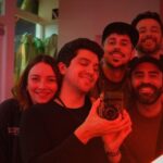 Regina Blandón Instagram - 🎶Qué bonito este convivio Fum fum fum🎶
Les amo, mis vidas @salvador_so @mseptien @jerryvelazquez @gustavoegelhaaf 🇬🇧 meeeeeh.
Fotos beias de @salvador_so