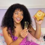 Juliana Alves Instagram - A magia do poder dos desejos tomou conta do @oboticario com o lançamento da nova linha Sophie, inspirada no filme Wish, que estreia hoje nos cinemas! 

Tem loção, fragrância, maquiagens… Tudo pensado para nossas meninas ficarem ainda mais lindas, com diversão e claro, cuidado.

Nos amamos esse dia de beleza de mãe e filha. Da uma olhadinha nos stories! 

#publicidade #OPoderDosDesejos