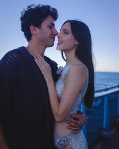Macarena Achaga Instagram - vivimos en el futuro 🥹 y aquí en Australia ya es 1ero de enero -desde hace rato- y no podría pedir nada más que tener a mis personas favoritas todas juntas 💕💕💕 
gracias por acompañarnos en otro año de huracán macarena 🌪️

@santiagoachaga & @ren.soifer todo es mejor con ustedes 💘