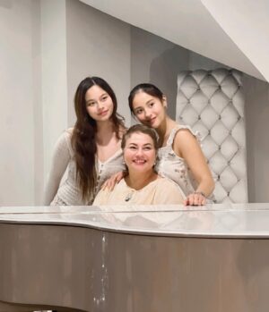 Karla Estrada Instagram - HOPE, COURAGE, KINDNESS and HAPPINESS. 

Lets go 2024! 
#theFords