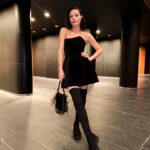 Kristina Asmus Instagram - Я встретила Новый год максимально пошло 😱😱😱 И это я не про наряд сейчас 😂 Я встретила его на Рублёвке, в концертном зале ))))
Да, с семьёй, но тем не менее..предельно неожиданно от меня. Я вообще не про тусовки, тем более такие и тем более в Новый год. Я уютная домашняя девочка, что бы вы там себе ни думали 😂 Но в этом году не хотелось суетиться, хотелось нарядиться и ни о чём не думать ))) 🙈
Но мы, конечно, вообще не вписывались в эту компанию. Там зашкаливал тяжёлый люкс на квадратный сантиметр 💎 А мы плясали, отрывались, снимали обувь, срывали голоса, хлопали друг другу, когда дарили подарки и ползали всем кланом на коленях под столами, когда я потеряла кольцо 😂 И мы вообще единственные, кто припёрся туда с пакетами, потому что нам важно было обменяться подарками сразу после 00! 🛍️ На нас как на городских сумасшедших смотрели, когда мы не трогали осетрину на столах, зато разворачивали упакованные подарки и сразу меряли всё на себя 😂 Короче, ни разу мы не лухари, но это был интересный опыт))) И было весело очень и тем не менее по-семейному! 🎄
С Новым годом вас всех!!!! И вот, шоб хорошо вам было везде, где свои 🧡