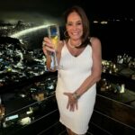 Susana Vieira Instagram - Obrigada Vidigal pelo carinho! Festa linda do @mirantedoarvrao com a linda anfitriã, minha sobrinha @biancavsack! 
Feliz Ano Novo! Vem 2024! Estou pronta pra você! 🤍🥂✨🎉