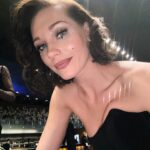 Kristina Asmus Instagram - Я встретила Новый год максимально пошло 😱😱😱 И это я не про наряд сейчас 😂 Я встретила его на Рублёвке, в концертном зале ))))
Да, с семьёй, но тем не менее..предельно неожиданно от меня. Я вообще не про тусовки, тем более такие и тем более в Новый год. Я уютная домашняя девочка, что бы вы там себе ни думали 😂 Но в этом году не хотелось суетиться, хотелось нарядиться и ни о чём не думать ))) 🙈
Но мы, конечно, вообще не вписывались в эту компанию. Там зашкаливал тяжёлый люкс на квадратный сантиметр 💎 А мы плясали, отрывались, снимали обувь, срывали голоса, хлопали друг другу, когда дарили подарки и ползали всем кланом на коленях под столами, когда я потеряла кольцо 😂 И мы вообще единственные, кто припёрся туда с пакетами, потому что нам важно было обменяться подарками сразу после 00! 🛍️ На нас как на городских сумасшедших смотрели, когда мы не трогали осетрину на столах, зато разворачивали упакованные подарки и сразу меряли всё на себя 😂 Короче, ни разу мы не лухари, но это был интересный опыт))) И было весело очень и тем не менее по-семейному! 🎄
С Новым годом вас всех!!!! И вот, шоб хорошо вам было везде, где свои 🧡