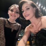 Kristina Asmus Instagram - Я встретила Новый год максимально пошло 😱😱😱 И это я не про наряд сейчас 😂 Я встретила его на Рублёвке, в концертном зале ))))
Да, с семьёй, но тем не менее..предельно неожиданно от меня. Я вообще не про тусовки, тем более такие и тем более в Новый год. Я уютная домашняя девочка, что бы вы там себе ни думали 😂 Но в этом году не хотелось суетиться, хотелось нарядиться и ни о чём не думать ))) 🙈
Но мы, конечно, вообще не вписывались в эту компанию. Там зашкаливал тяжёлый люкс на квадратный сантиметр 💎 А мы плясали, отрывались, снимали обувь, срывали голоса, хлопали друг другу, когда дарили подарки и ползали всем кланом на коленях под столами, когда я потеряла кольцо 😂 И мы вообще единственные, кто припёрся туда с пакетами, потому что нам важно было обменяться подарками сразу после 00! 🛍️ На нас как на городских сумасшедших смотрели, когда мы не трогали осетрину на столах, зато разворачивали упакованные подарки и сразу меряли всё на себя 😂 Короче, ни разу мы не лухари, но это был интересный опыт))) И было весело очень и тем не менее по-семейному! 🎄
С Новым годом вас всех!!!! И вот, шоб хорошо вам было везде, где свои 🧡