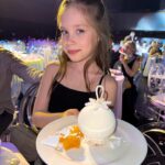 Kristina Asmus Instagram - Я встретила Новый год максимально пошло 😱😱😱 И это я не про наряд сейчас 😂 Я встретила его на Рублёвке, в концертном зале ))))
Да, с семьёй, но тем не менее..предельно неожиданно от меня. Я вообще не про тусовки, тем более такие и тем более в Новый год. Я уютная домашняя девочка, что бы вы там себе ни думали 😂 Но в этом году не хотелось суетиться, хотелось нарядиться и ни о чём не думать ))) 🙈
Но мы, конечно, вообще не вписывались в эту компанию. Там зашкаливал тяжёлый люкс на квадратный сантиметр 💎 А мы плясали, отрывались, снимали обувь, срывали голоса, хлопали друг другу, когда дарили подарки и ползали всем кланом на коленях под столами, когда я потеряла кольцо 😂 И мы вообще единственные, кто припёрся туда с пакетами, потому что нам важно было обменяться подарками сразу после 00! 🛍️ На нас как на городских сумасшедших смотрели, когда мы не трогали осетрину на столах, зато разворачивали упакованные подарки и сразу меряли всё на себя 😂 Короче, ни разу мы не лухари, но это был интересный опыт))) И было весело очень и тем не менее по-семейному! 🎄
С Новым годом вас всех!!!! И вот, шоб хорошо вам было везде, где свои 🧡