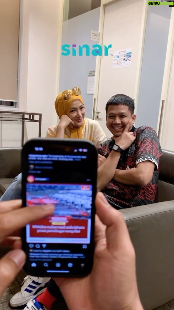 Erra Fazira Instagram - Pantang betul kalau nampak orang angkat telefon tu 😂 terus nak pose! Siapa ada kawan begini? 

#DuoSINAR 
#DuoSINARBersamaErraFazira
#TikTokSINAR