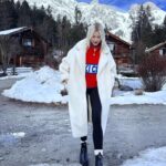 Lena Gercke Instagram - Love how much nature calms me down 🏔️🙏🏻 i feel so much happier and true to myself when i can breathe in fresh air and see a clear sky 💙🤍 what do you prefer ? Summer or winter holidays?