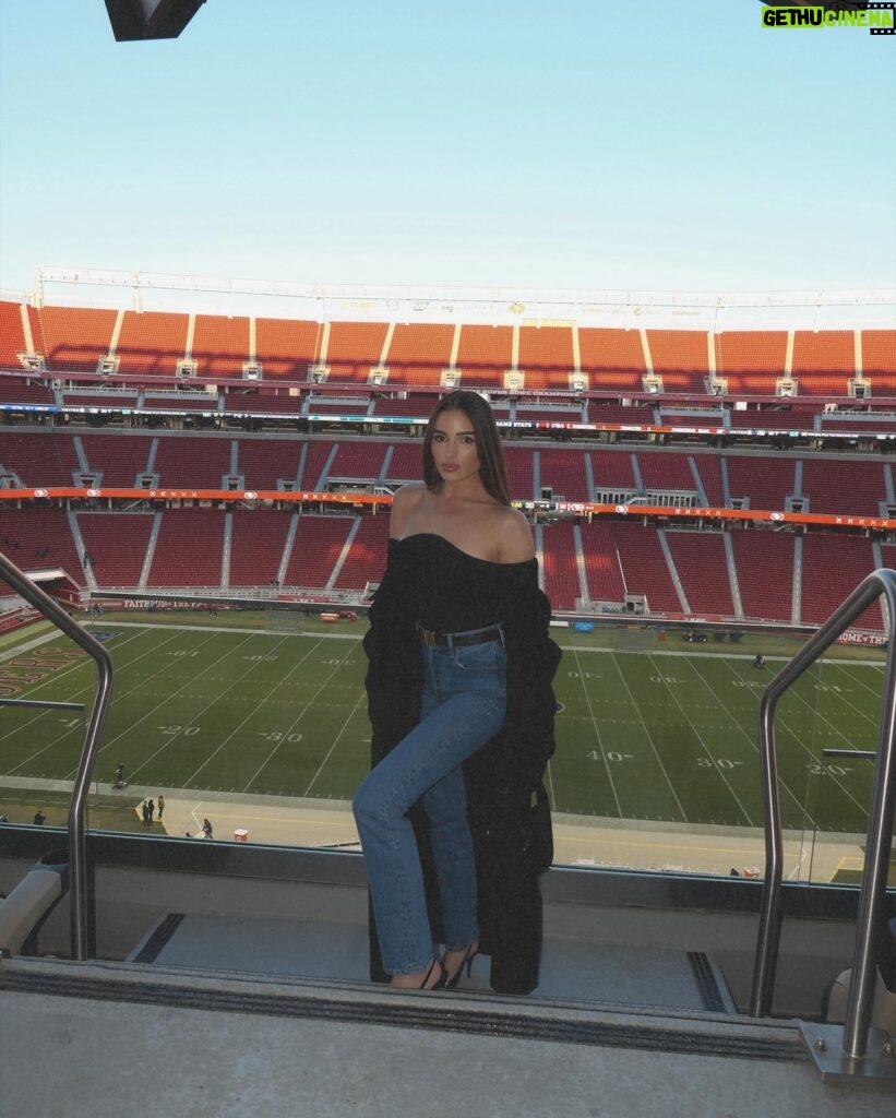 Olivia Culpo Instagram - Football   food   felines 🐱❤️ @levis