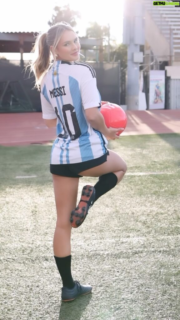 Kinsey Wolanski Instagram - What’s your favorite sport? ⚽ 

#soccer #futbol #messi #worldcup #championsleague