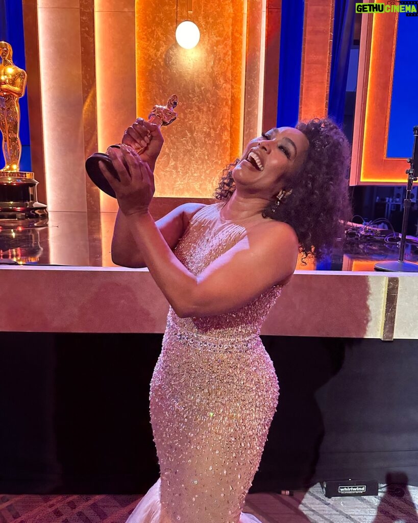 Angela Bassett Instagram - Tonight was a very good night! #thankyouAcademyGovernors #thebestisyettocome #imnotdoneyet