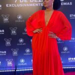 Juliana Alves Instagram - Pega esse grande momento da exibição de “O Sequestro do Voo 375” na Gala de Encerramento do Festival do Rio! 

Eletrizante e emocionante! Esse filme é algo inédito, que eleva o nosso cinema nacional. Que orgulho fazer parte disso!

Noite de celebração e com elenco, diretores, produção e queridos amigos. 

Em breve trago mais desse projeto incrível pra vocês.

Obrigada, @cibelesantacruz.elenco , @ilanabrakarz , @marcusbaldini , @estudioescarlate e @starplusbr 🎥💜❤️✨✨✨