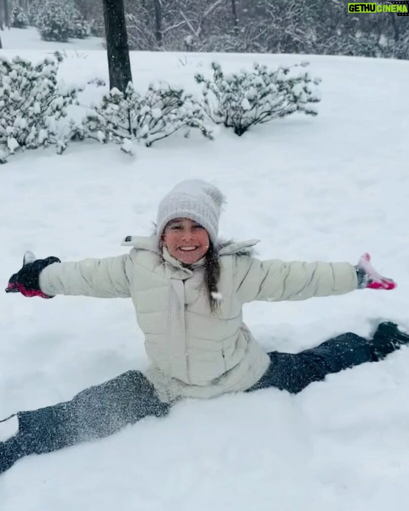 Jessie James Decker Instagram - Woke up to a beautiful snow day 🥹❄️ Reminded me of our days in Colorado and gave me all the nostalgic feels❄️💙🌲