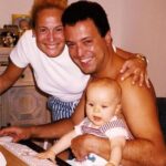 Susana Vieira Instagram - Querido Bruno, há 26 anos você veio ao mundo em Miami, cidade “Patiens” e eu tomei um avião e fui te conhecer na Maternidade!!!
Estava gravando uma novela, mas cheguei a tempo. De la pra cá, procurei estar mais perto de vocês o máximo que era possível! Você foi crescendo, estudando, jogando muito bem o futebol, sendo feliz, mas uma vez por ano nos encontrávamos em Miami, para viajar. E assim foi nossa vida, nos mares, nos cruzeiros, no Havaí , no Taiti , na ilha da Páscoa , em Paris , Londres, infinitos lugares cheios de praias e neves!!!! Lembra da gente atravessando a Cordilheira dos Andes pra Santiago e depois pra Polinésia Francesa ? E as ondas do Havaí ??? E o voo pra Turquia por acaso? Tudo muito bom, com muito amor e muita alegria !!! 
Hoje você completa 26 anos !!! Te amo muito! Você fez minha vida ter mais sentido. O Rafa também. Aprendi também o valor real da palavra SAUDADES!!!! Elas são muitas !!!!!
Daqui do Rio, feliz niver, Joe!!!! 
Wiiiii
Sua avó Susie ❤️❤️❤️❤️❤️