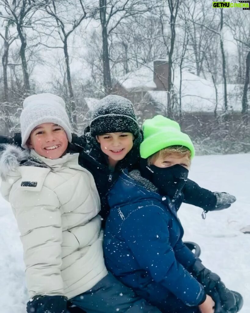 Jessie James Decker Instagram - Woke up to a beautiful snow day 🥹❄️ Reminded me of our days in Colorado and gave me all the nostalgic feels❄️💙🌲