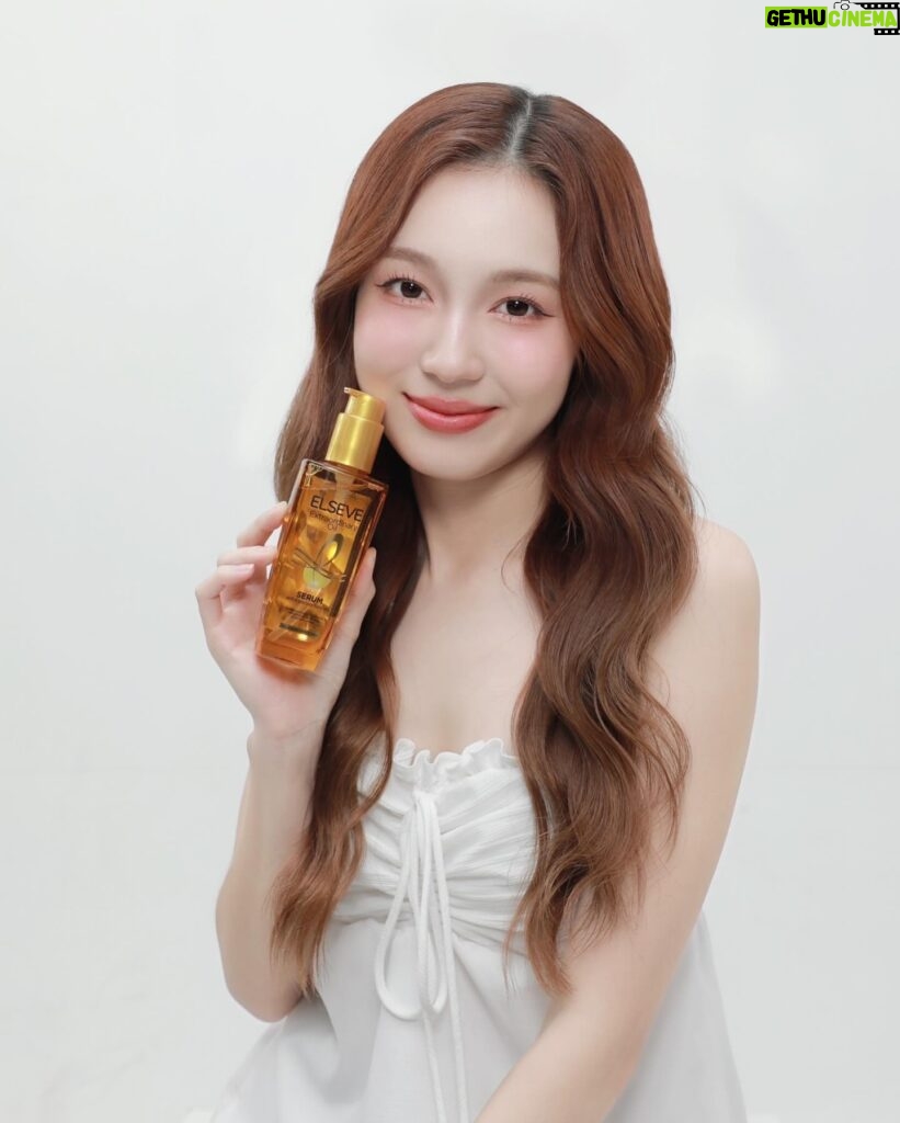 Pattranite Limpatiyakorn Instagram - ผมสวย จะขอมาบอกต่อ💕
L’Oreal Paris Elseve Extraordinary Oil ✨ 
วิธีลัดผมสวยที่เลิฟใช้บ่อยๆ ขวดนี้คือ เซรั่มเนื้อบางเบา บำรุงผมล้ำลึก เรียบลื่น เงางาม ลดผมชี้ฟู
สามารถใช้ได้ทุกที่ทุกเวลา ช่วยปกป้องผมจากความร้อน และช่วยให้ผมนุ่มสลวย ไม่พันกัน ใช้แล้วเพิ่มประกายเงางามและเพิ่มความหอมให้ผมเลิฟ!!! 😍 

#LorealParisTH #ExtraordinaryOil