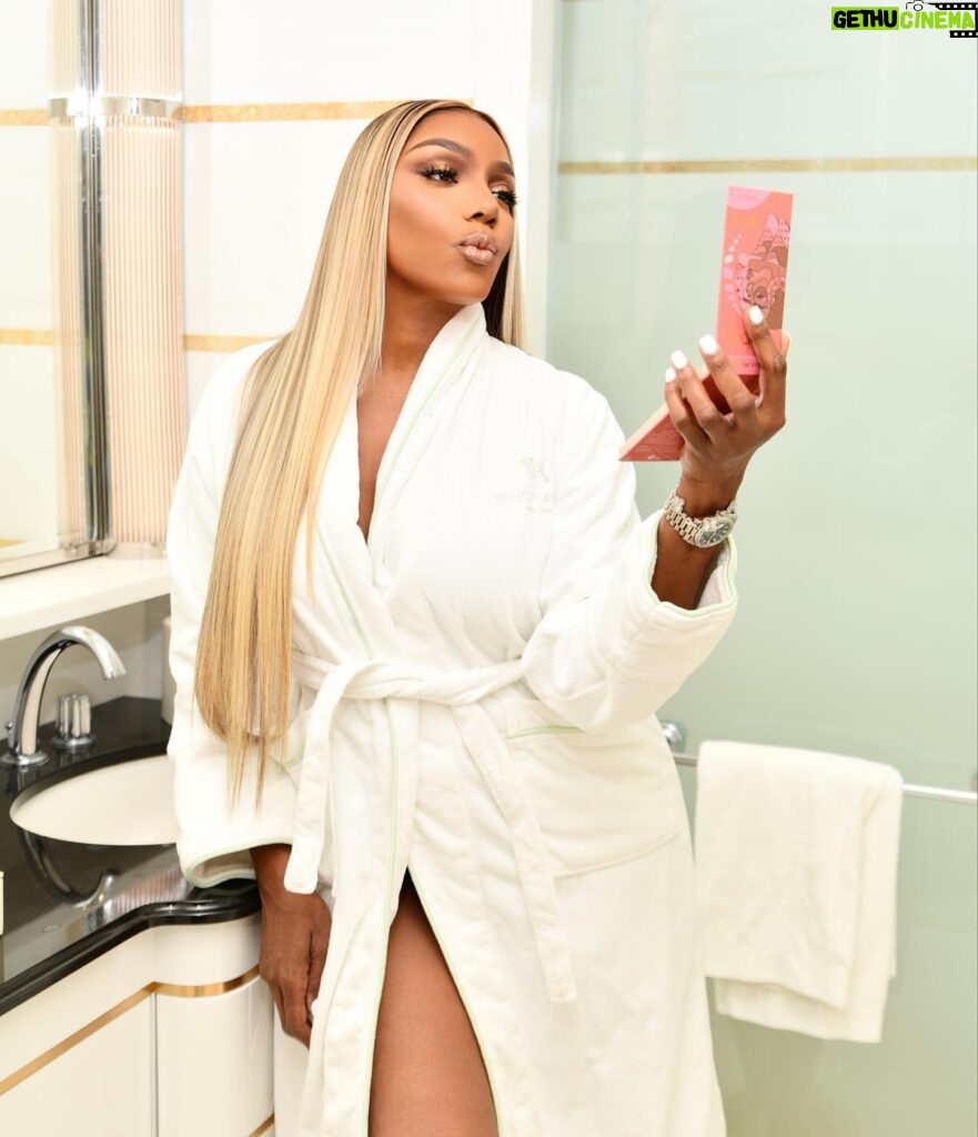 NeNe Leakes Instagram - Mirror Mirror on the wall, keep me pretty, thin and tall. I choose me 💋