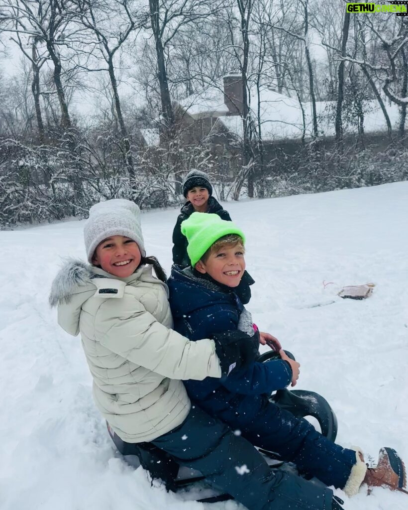 Jessie James Decker Instagram - Woke up to a beautiful snow day 🥹❄️ Reminded me of our days in Colorado and gave me all the nostalgic feels❄️💙🌲