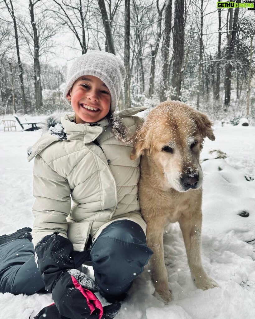 Jessie James Decker Instagram - Woke up to a beautiful snow day 🥹❄️ Reminded me of our days in Colorado and gave me all the nostalgic feels❄️💙🌲