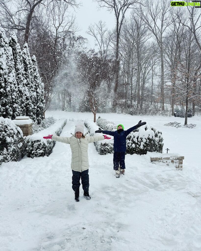 Jessie James Decker Instagram - Woke up to a beautiful snow day 🥹❄️ Reminded me of our days in Colorado and gave me all the nostalgic feels❄️💙🌲