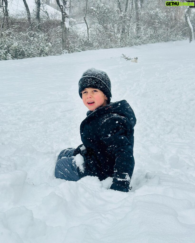 Jessie James Decker Instagram - Woke up to a beautiful snow day 🥹❄️ Reminded me of our days in Colorado and gave me all the nostalgic feels❄️💙🌲