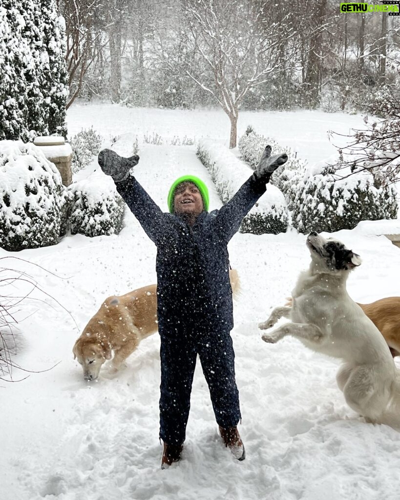 Jessie James Decker Instagram - Woke up to a beautiful snow day 🥹❄️ Reminded me of our days in Colorado and gave me all the nostalgic feels❄️💙🌲