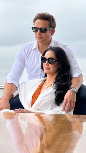 Scarlet Ortiz Instagram - Un poquito de la sesión fotográfica para la revista @hl_mag 🙌🏻💜 con @yulburkle 
Gracias a todo el equipo por su bello trabajo y buena vibra: 
@metgroup.360 producción 👏🏻
@dgonzalezportraits 📸
@yachtimegroup 🛥️
@benditoclosetstyle 👗
@silviahairmiami 🪮
@bettylooks 💄
@smoothie_spot 🧃
@grazianosgroup 🥐
 Pronto el resultado ☺️👏🏻🙌🏻💜