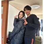 Nozomi Sasaki Instagram - 久米真和を演じる福士蒼汰さんと✌️
真和の初恋の相手、愛という役を演じてます！
福士さんはとても気さくな方で、現場は和やかです😊

#アイのない恋人たち
#福士蒼汰 さん