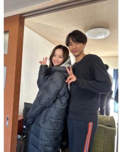 Nozomi Sasaki Instagram - 久米真和を演じる福士蒼汰さんと✌️
真和の初恋の相手、愛という役を演じてます！
福士さんはとても気さくな方で、現場は和やかです😊

#アイのない恋人たち
#福士蒼汰 さん