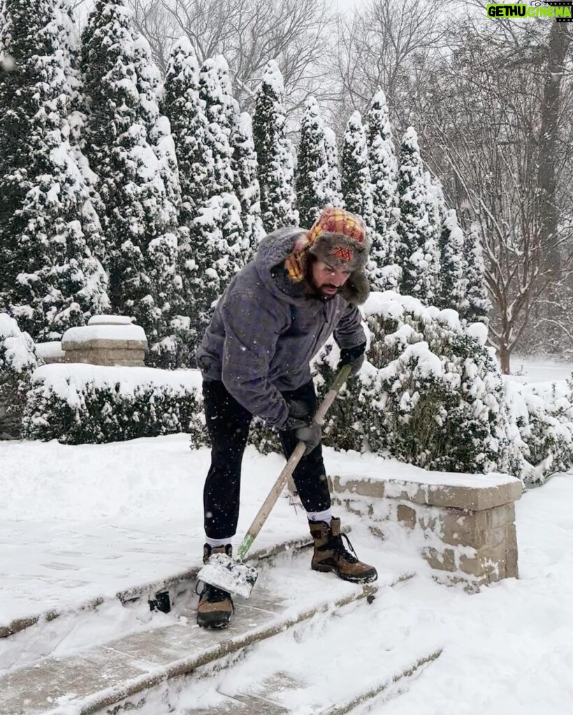 Jessie James Decker Instagram - Woke up to a beautiful snow day 🥹❄️ Reminded me of our days in Colorado and gave me all the nostalgic feels❄️💙🌲