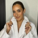 Amina Khalil Instagram - Some @nohaezzeldinmua magic ! Using our beautiful kit from @charlottetilburyarabia to glam me up for Joy Awards a few nights ago.. 🌸 (nunu - thanks for doing life with me! tu es ma petite chihuahua pour toujours ! )