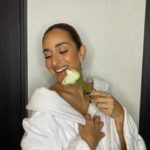 Amina Khalil Instagram - Some @nohaezzeldinmua magic ! Using our beautiful kit from @charlottetilburyarabia to glam me up for Joy Awards a few nights ago.. 🌸 (nunu - thanks for doing life with me! tu es ma petite chihuahua pour toujours ! )