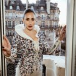 Amina Khalil Instagram - Moments before the captivating @tonywardcouture fashion show at the Palais de Tokyo in Paris, on the balcony of the stunning @hotellutetia … ♥️

Look curated by @dalia.abdelshafi 
Dress by @tonywardcouture 
Jewels by @dimajewellery 
MUA @nohaezzeldinmua 
Hair @rafilotoma @alsagheersalons