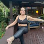 Susana Vieira Instagram - Após uma aula de musculação na Bodytech, um alongamento em casa 🏡 . Vai na vibe !!!!