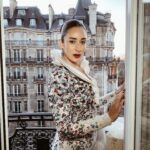 Amina Khalil Instagram - Moments before the captivating @tonywardcouture fashion show at the Palais de Tokyo in Paris, on the balcony of the stunning @hotellutetia … ♥️

Look curated by @dalia.abdelshafi 
Dress by @tonywardcouture 
Jewels by @dimajewellery 
MUA @nohaezzeldinmua 
Hair @rafilotoma @alsagheersalons