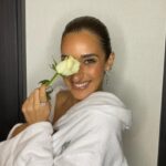 Amina Khalil Instagram - Some @nohaezzeldinmua magic ! Using our beautiful kit from @charlottetilburyarabia to glam me up for Joy Awards a few nights ago.. 🌸 (nunu - thanks for doing life with me! tu es ma petite chihuahua pour toujours ! )