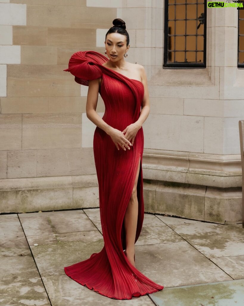 Jeannie Mai Instagram - Ooooh look who helped me paint the town red @gauravguptaofficial 💋😍

📸 @throughtheglassparis ✨