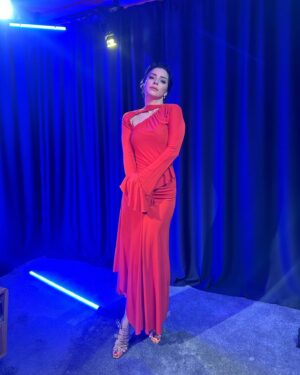Merve Boluğur Instagram - Bugün kırmızı 🔪

Hair: @mertakmann 
Makeup: @gulhanaydiin 
Dress: @victoriabeckham