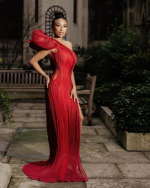 Jeannie Mai Instagram - Ooooh look who helped me paint the town red @gauravguptaofficial 💋😍

📸 @throughtheglassparis ✨