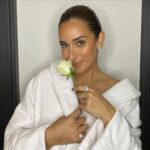 Amina Khalil Instagram - Some @nohaezzeldinmua magic ! Using our beautiful kit from @charlottetilburyarabia to glam me up for Joy Awards a few nights ago.. 🌸 (nunu - thanks for doing life with me! tu es ma petite chihuahua pour toujours ! )