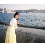 Minami Hamabe Instagram - 本日1月26日より映画『サイレントラブ』が全国公開いたしました⛄️
こちらの更新が久しぶりになってしまい申し訳ございません
日頃よりあたたかい応援のお声をいただき、ありがとうございます⛄️

撮影は一昨年の夏頃でした
事故により、後天的に視界がぼやけ暗くなり、夢であるピアニストへの道が途絶えてしまう…それでも諦めきれない。現場の中でも外でも心がぐちゃぐちゃになっていました
1ヶ月半、胸が苦しい日々でしたが、作品を通して心がどん底から救われたような感覚もありました⛄️
久石譲さんの楽曲、そしてMrs.GREEN APPLEさんの素晴らしい音楽が、映画の世界と、劇場との架け橋となり、更にこの物語に惹き込まれます⛄️
素晴らしい音楽と映画でご一緒できたご縁に感謝です⛄️

『サイレントラブ』のポスターをみて興味を持ってくださった方からすると、ストーリーに驚かれるかもしれません⛄️
どんな感想をいただけるのか不安もありますが、楽しみでもあります⛄️
少しでも興味を持ってくださったのなら、ぜひ劇場にお越しいただければうれしいです⛄️
そしてもし気に入りましたら何度でもおかわりをして愛してあげてください⛄️

「美夏」という役名だったのですが、美しい夏という名前も想像すると綺麗で好きでした⛄️
美夏を通して思い出深い貴重な体験をさせていただきました
作品を生み出してくださった監督へ心からの感謝を⛄️