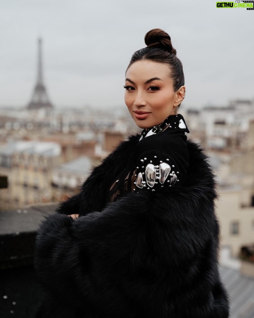 Jeannie Mai Instagram - feelin racy, I mean lacy in @onauratoutvu 🐈‍⬛ #pariscoutureweek #parisfashionweek

Amour these pics from @throughtheglassparis 📸