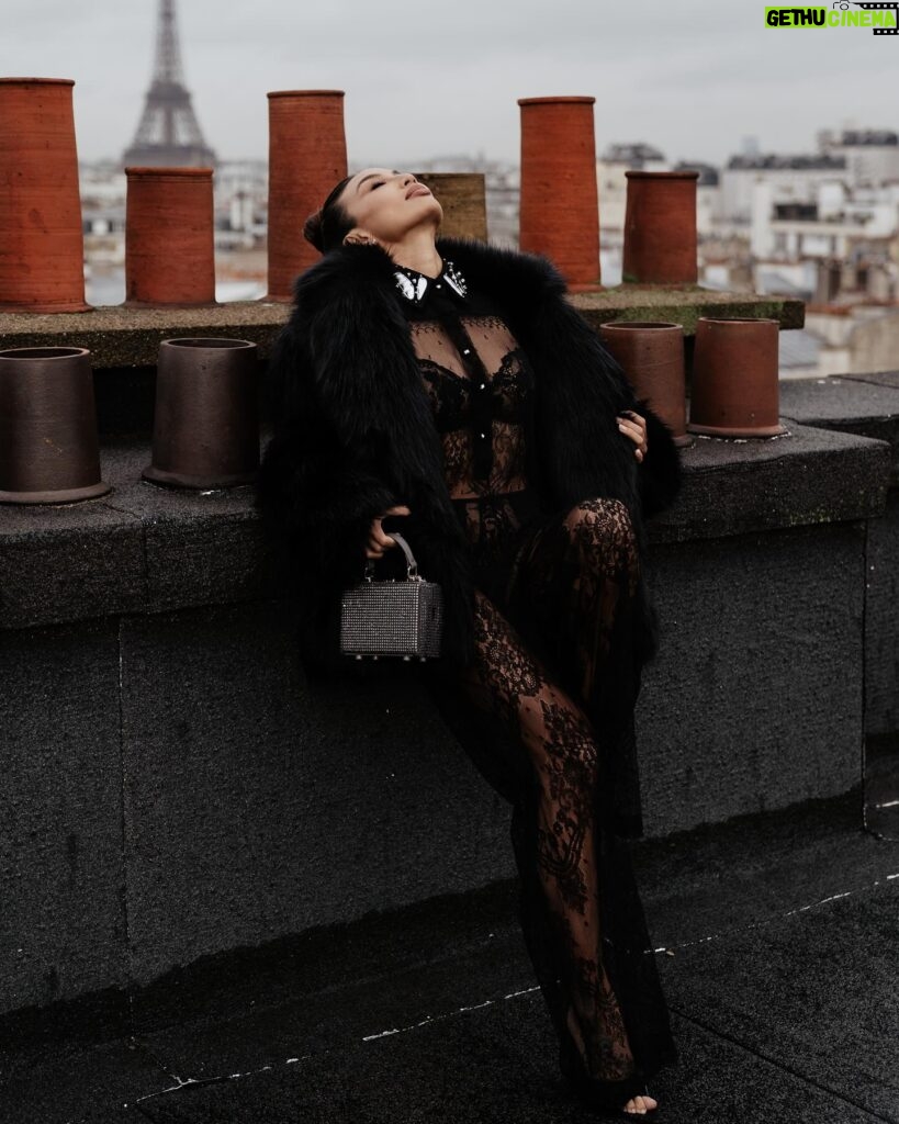 Jeannie Mai Instagram - feelin racy, I mean lacy in @onauratoutvu 🐈‍⬛ #pariscoutureweek #parisfashionweek

Amour these pics from @throughtheglassparis 📸